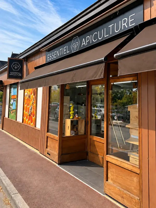 La façade du magasin Essentiel Apiculture, 4 rue Pasteur aux Ponts-de-Cé